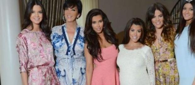 Kris Jenner entourée de ses cinq filles. Kris Jenner entourée de ses cinq filles.