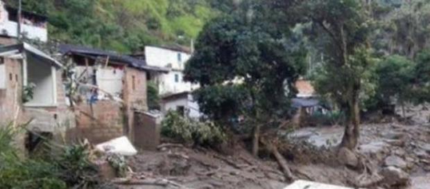 La boue et les décombres recouvrent Salgar. La boue et les décombres recouvrent Salgar.