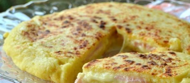 La pizza ripiena, con patate e formaggio La pizza ripiena, con patate e formaggio