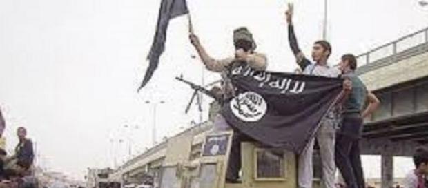 Miliziani esultano per la conquista di Ramadi. Miliziani esultano per la conquista di Ramadi.