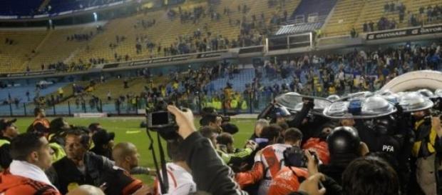 Plateístas atacando la salida de los jugadores Plateístas atacando la salida de los jugadores