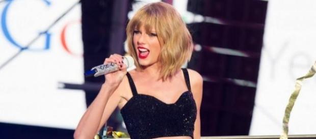 Taylor Swift actuando en su gran noche Taylor Swift actuando en su gran noche