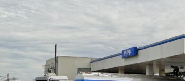 Un camión de YPF provee combustible Un camión de YPF provee combustible