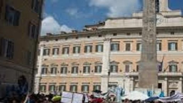 Contestazioni all'esterno di Montecitorio.
