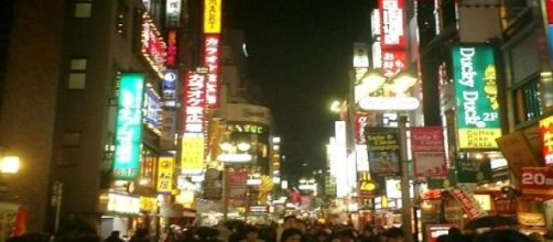 Calle muy poblada de Tokio (Japón) por la noche