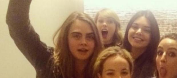 Cara Delevingne, Taylor Swift, Kendall Jenner, vl. Cara Delevingne, Taylor Swift, Kendall Jenner, vl.