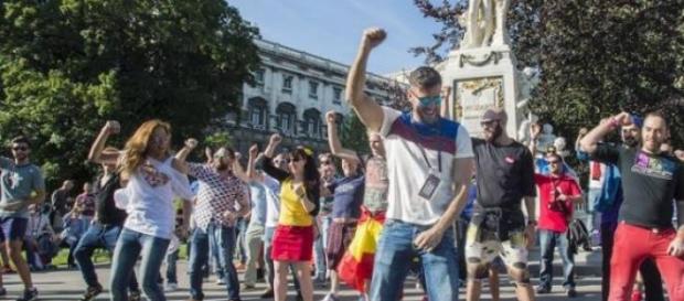 Eurofans bailando un flasmob de Amanecer Eurofans bailando un flasmob de Amanecer