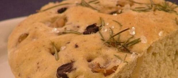 La focaccia con olive e rosmarino La focaccia con olive e rosmarino