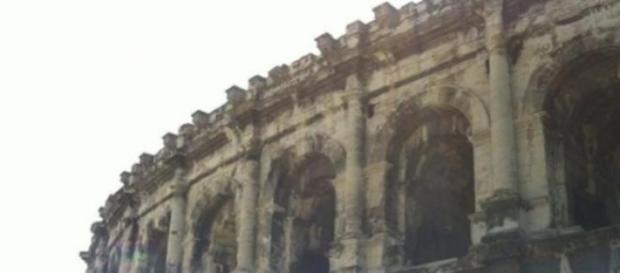 Les arènes de Nîmes, amphithéâtre romain. Les arènes de Nîmes, amphithéâtre romain.