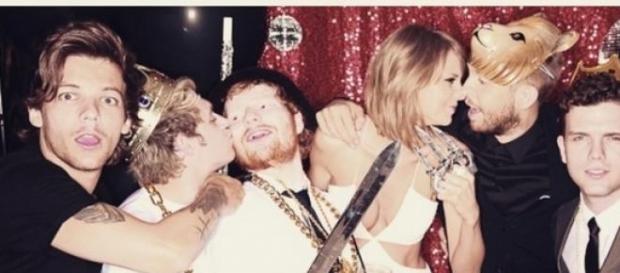 Louis Tomlinson und Niall Horan mit Taylor Swift. Louis Tomlinson und Niall Horan mit Taylor Swift.