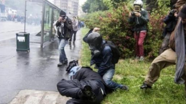 Assalto ad un poliziotto da parte dei black bloc