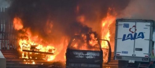 Des véhicules ont été incendiés dans tout l'État.
