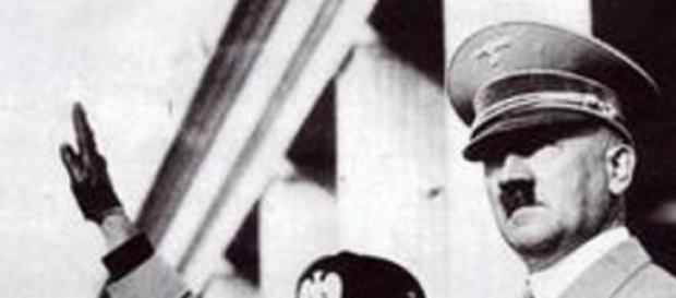 Cei doi dictaturi fascisti Mussolini si Hitler Cei doi dictaturi fascisti Mussolini si Hitler