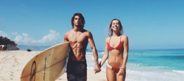 Jay y Alexis juntos en una playa paradisíaca. Jay y Alexis juntos en una playa paradisíaca.