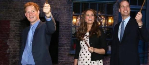 Kate Middleton ladeada por Harry e William Kate Middleton ladeada por Harry e William