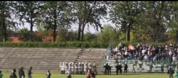 Kibole z Knurowa ruszają w stronę gości (YT) Kibole z Knurowa ruszają w stronę gości (YT)