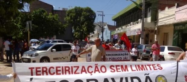 Manifestantes na frente da prefeitura do crato Manifestantes na frente da prefeitura do crato