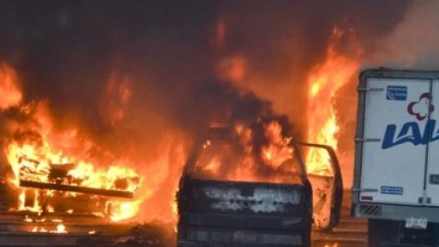 Des véhicules ont été incendiés dans tout l'État.