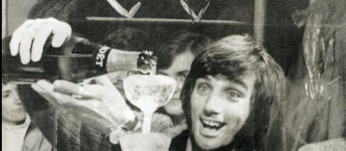 George Best sirviendo unas copas de Champagne