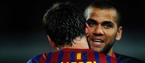 Messi abbraccia Dani Alves