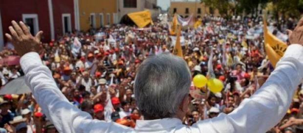 Candidato en un baño de multitudes en campaña. Candidato en un baño de multitudes en campaña.
