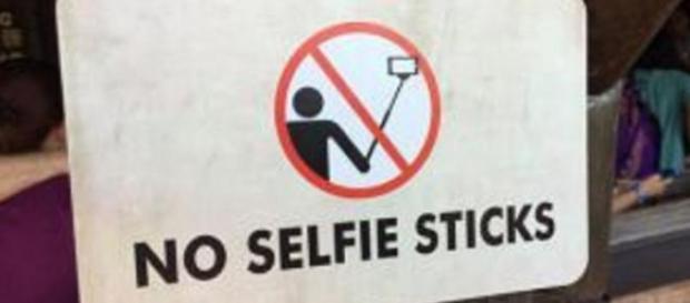 Cartel de prohibición de 'selfie stick' Cartel de prohibición de 'selfie stick'