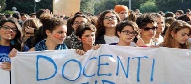 Docenti e studenti durante una manifestazione. Docenti e studenti durante una manifestazione.