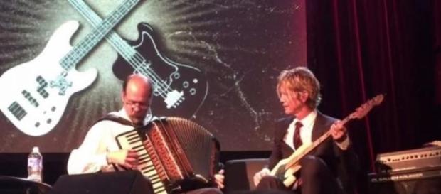 Duff McKagan y Chris Novoselic tocando juntos Duff McKagan y Chris Novoselic tocando juntos