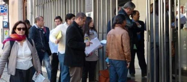 Emigração não é opção. É necessidade. Emigração não é opção. É necessidade.