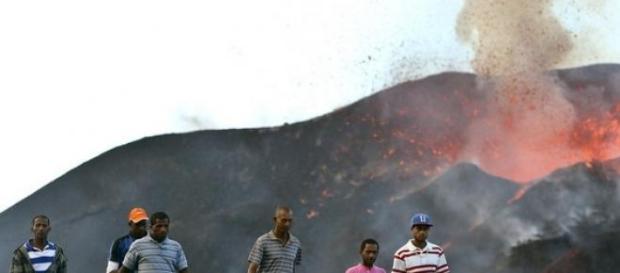 Erupção vulcânica deixou uma onda de destruição Erupção vulcânica deixou uma onda de destruição