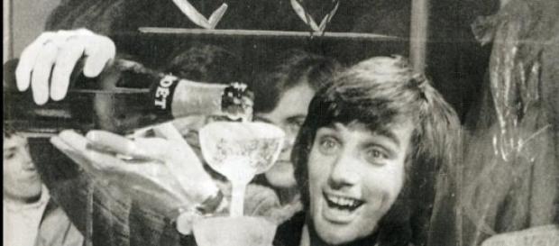 George Best sirviendo unas copas de Champagne George Best sirviendo unas copas de Champagne