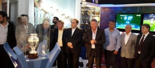 Gerardo Martino y otros directivos ante la copa Gerardo Martino y otros directivos ante la copa