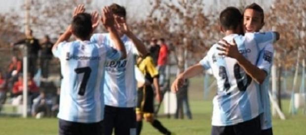 Juveniles saludándose post partido en Predio Tita Juveniles saludándose post partido en Predio Tita
