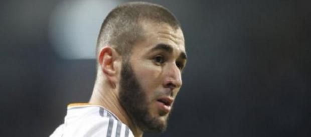 Karim Benzema a conduit 2 ans sans permis Karim Benzema a conduit 2 ans sans permis