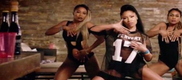 Nicki Minaj et son maillot "Pervert". Nicki Minaj et son maillot "Pervert".