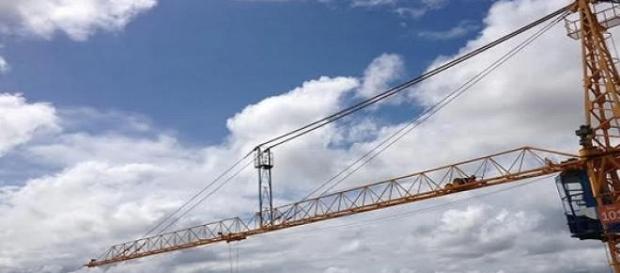 Trabalhador foi atingido por uma grua Trabalhador foi atingido por uma grua