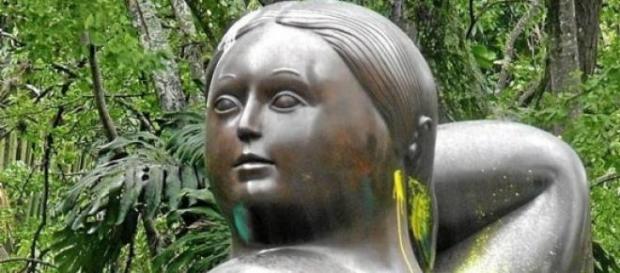 Bella, libre y feliz la mujer se pasea Bella, libre y feliz la mujer se pasea
