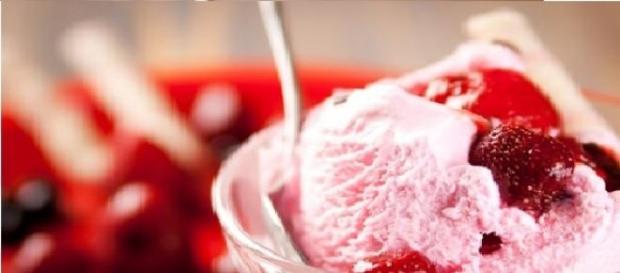 Coppetta di gelato di fragole Coppetta di gelato di fragole
