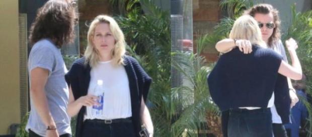 Harry Styles despede-se de amiga, após o almoço Harry Styles despede-se de amiga, após o almoço