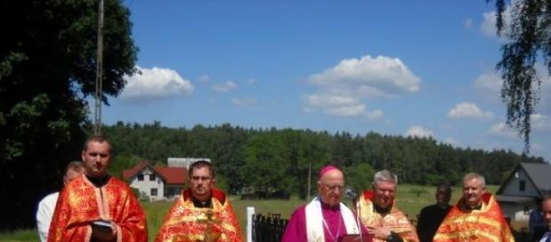 Kapłani podczas mszy ekumenicznej na polskiej wsi Kapłani podczas mszy ekumenicznej na polskiej wsi