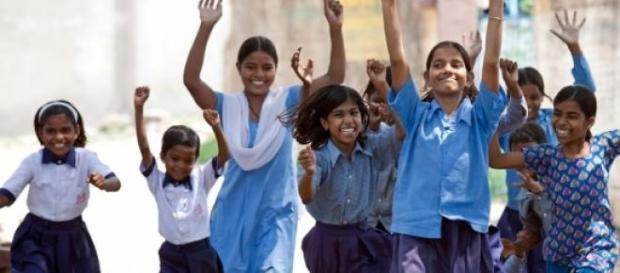 Les jeunes filles ont droit de vivre leur enfance. Les jeunes filles ont droit de vivre leur enfance.