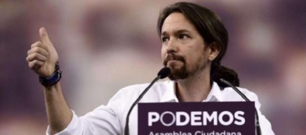 Podemos irrumpe en la escena política española. Podemos irrumpe en la escena política española.