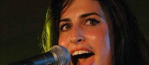 Amy Winehouse cantando en vivo en 2004