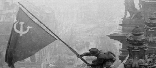 La bandera soviética ondeando sobre el Reichstag