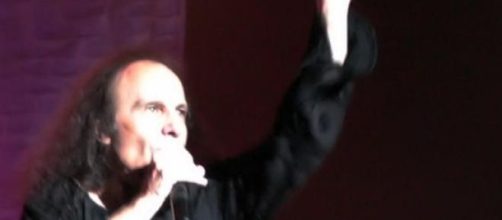 El legendario vocalista Ronnie James Dio en vivo