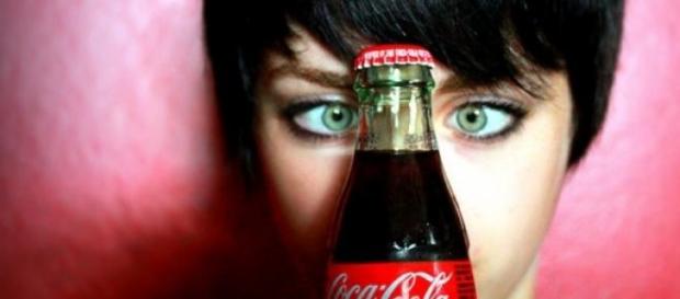 A garrafa da Coca-Cola faz 100 anos. A garrafa da Coca-Cola faz 100 anos.