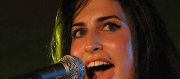 Amy Winehouse cantando en vivo en 2004 Amy Winehouse cantando en vivo en 2004