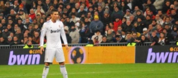 Cristiano Ronaldo a punto de lanzar una falta Cristiano Ronaldo a punto de lanzar una falta