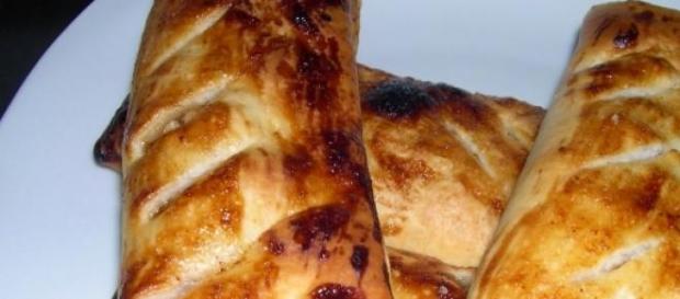 Fagottini di pasta sfoglia e ripieno di salsiccia Fagottini di pasta sfoglia e ripieno di salsiccia