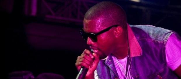 Kanye West en uno de sus conciertos Kanye West en uno de sus conciertos
